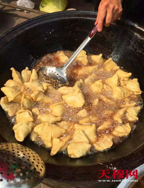 清真美食"散不散"准备施舍贫困群众.