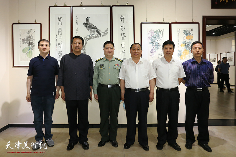 左起:王继超,赵振章,白树新,李维怀,李海,孙伯在展览现场.